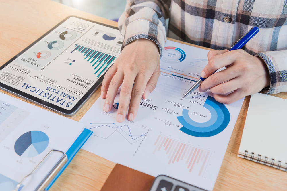 une femme ayant un master marketing