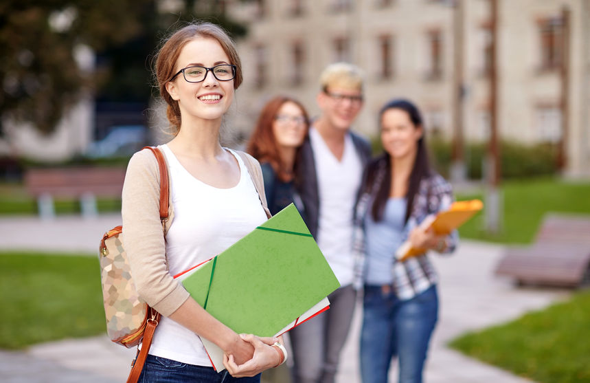 une étudiante heureuse