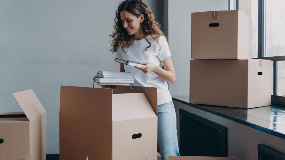 une etudiante arrive dans une residence etudiante