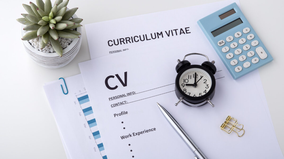 cv stylo horloge bureau blanc