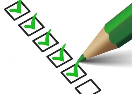 Checklist de sécurité pour lancement de site e-commerce avec cadenas et symboles de protection sur fond numérique