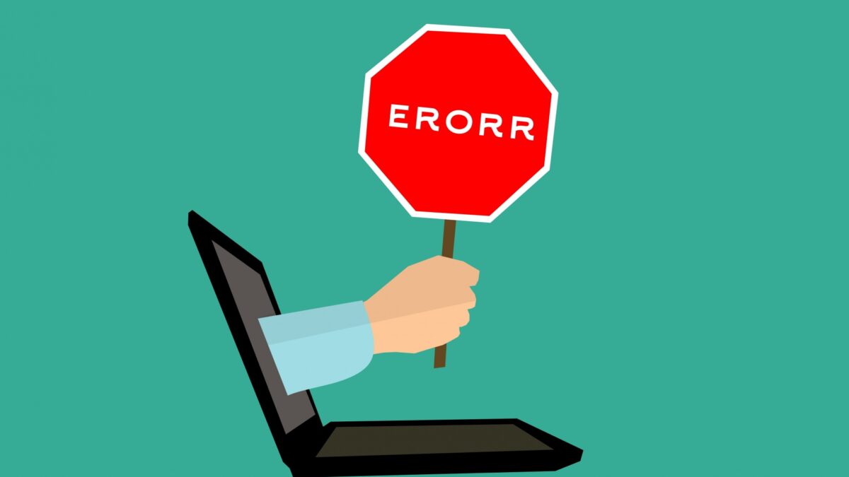 Erreurs de sécurité fréquentes sur un site e-commerce avec un cadenas ouvert et une interface de site web en arrière-plan