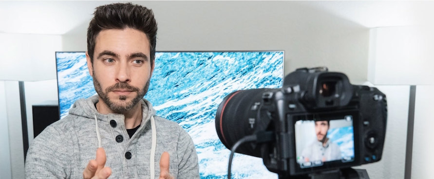 homme couvrant sa webcam avec un ruban adhésif pour protéger son identité numérique