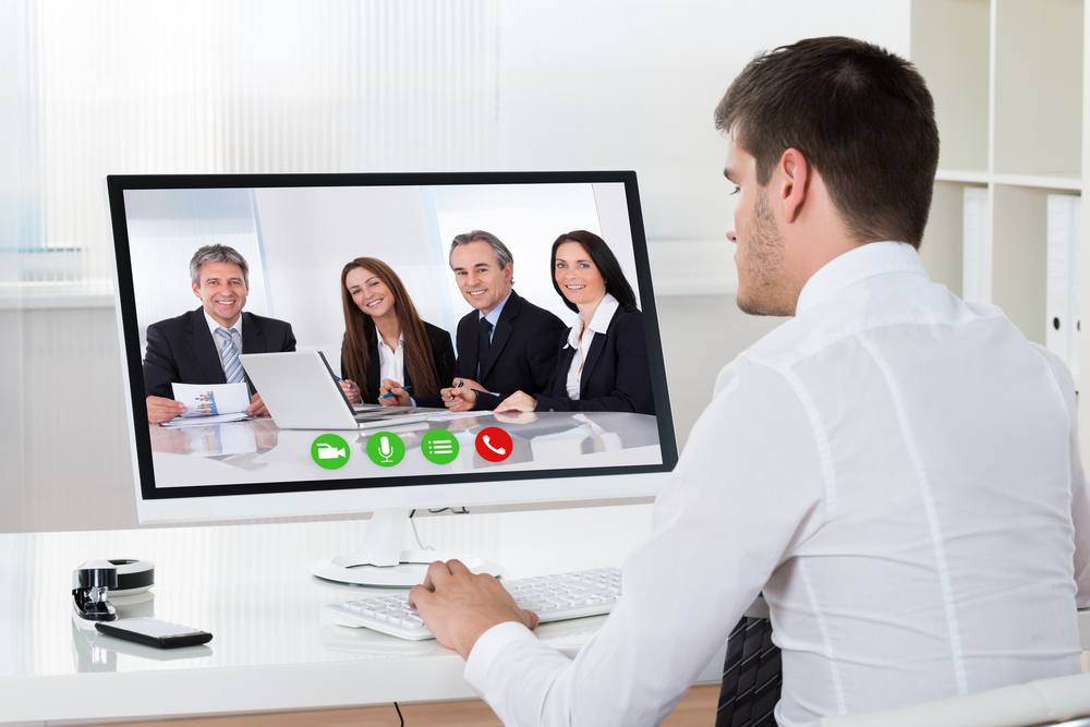 Femme souriante habillée élégamment pour un appel vidéo en soirée avec fond flou TextInputType