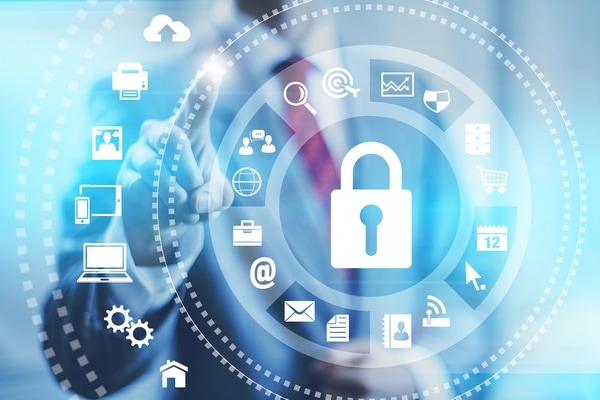 Logiciel de sécurité pour webcam avec icône de cadenas sur écran d'ordinateur