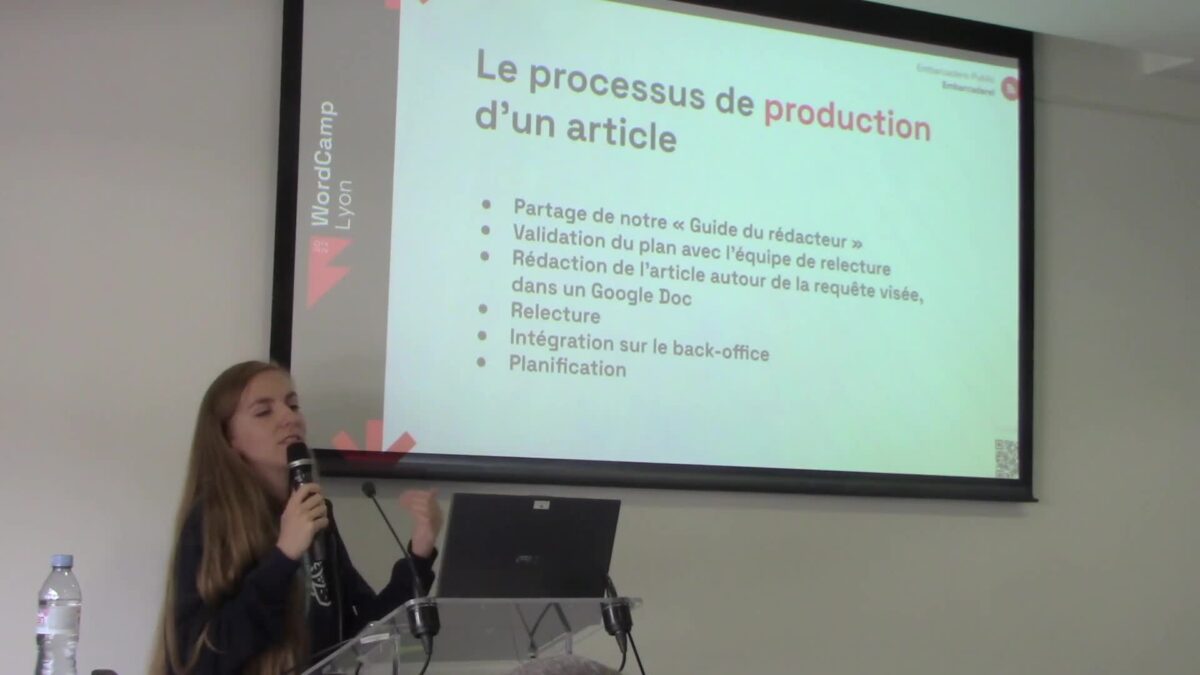 Fond d'écran sobre et professionnel pour appel visio avec espace de travail organisé et éclairage doux