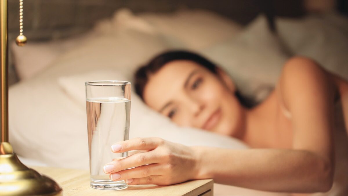 laisser verre eau table chevet