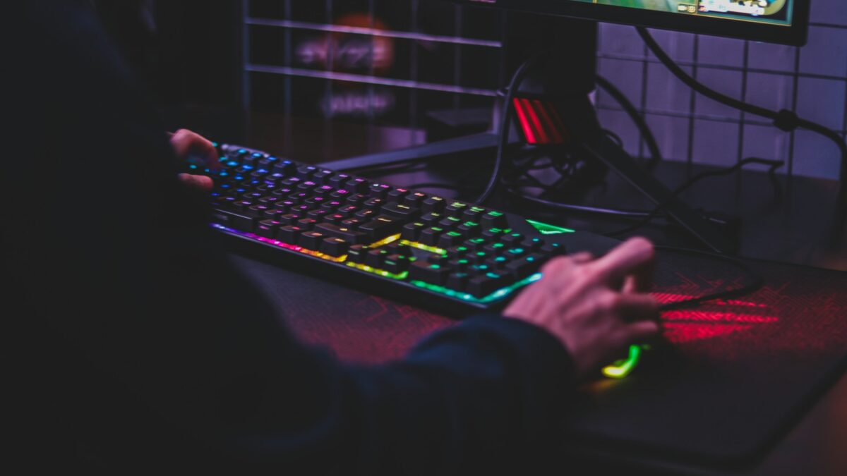 une personne utilise un ordinateur