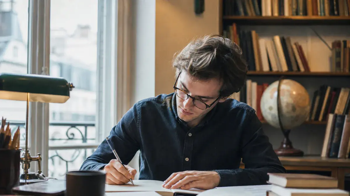 C’est quoi une thèse ? Objectifs, durée, rédaction et déroulement de la soutenance